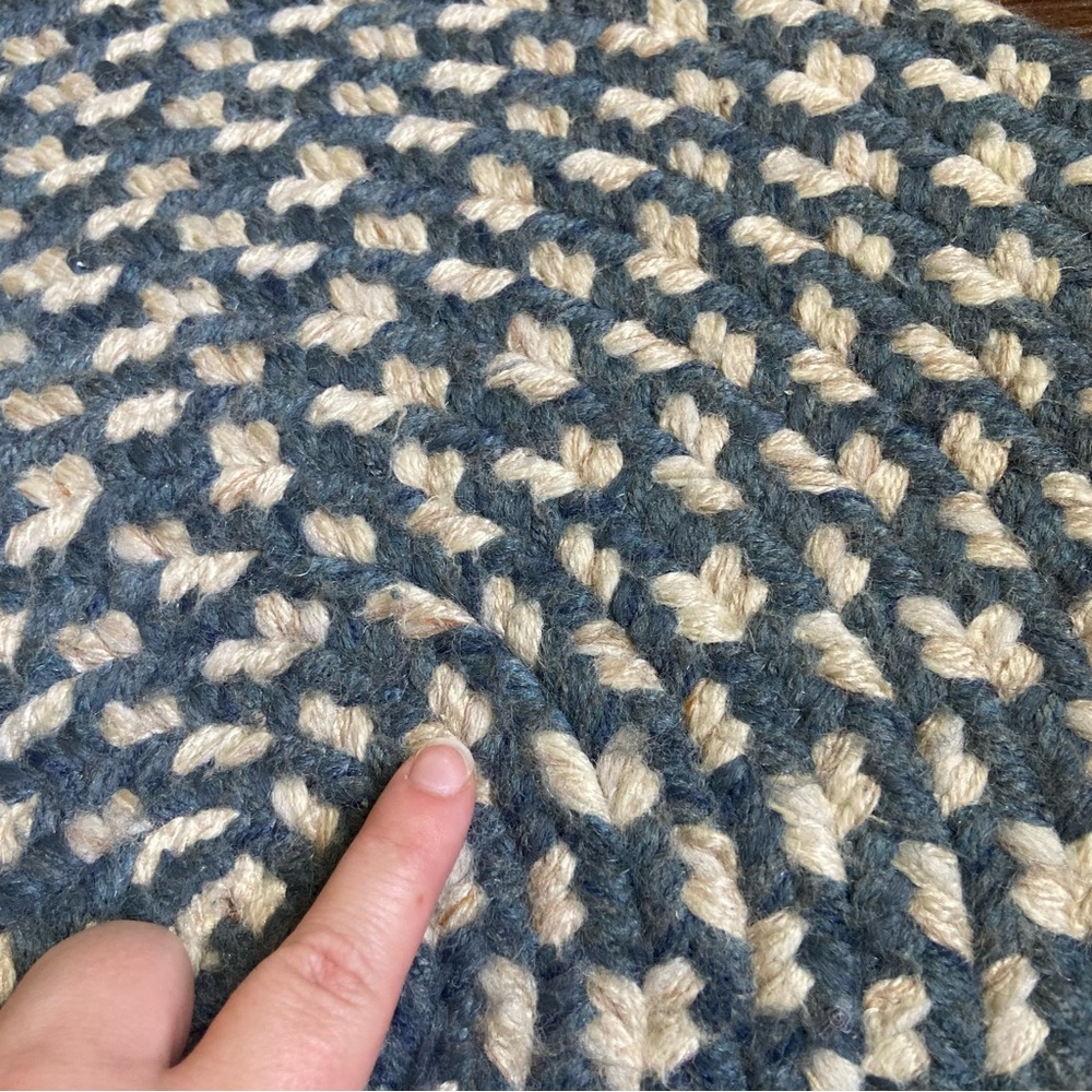 🔥CLOSET CLEAR OUT🔥 Heart Shaped Woven Braided Rug - Picture 3 of 5